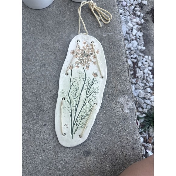 STONEWARE DEBOSSED FLORAL  WALL HANGING WITH GLAZE‎ - Picture 1 of 2